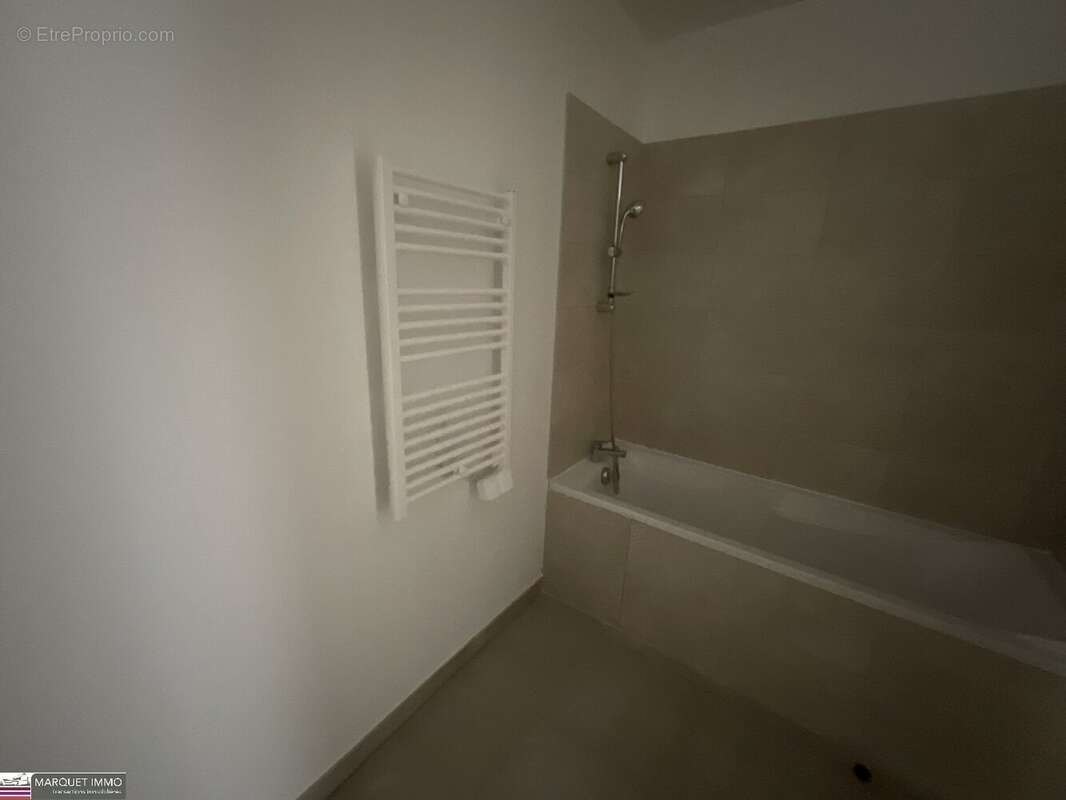 APT T4 offrant 80 m² avec terrasse 19 m² et parking au 5° étage avec ascenseur... - photo 7