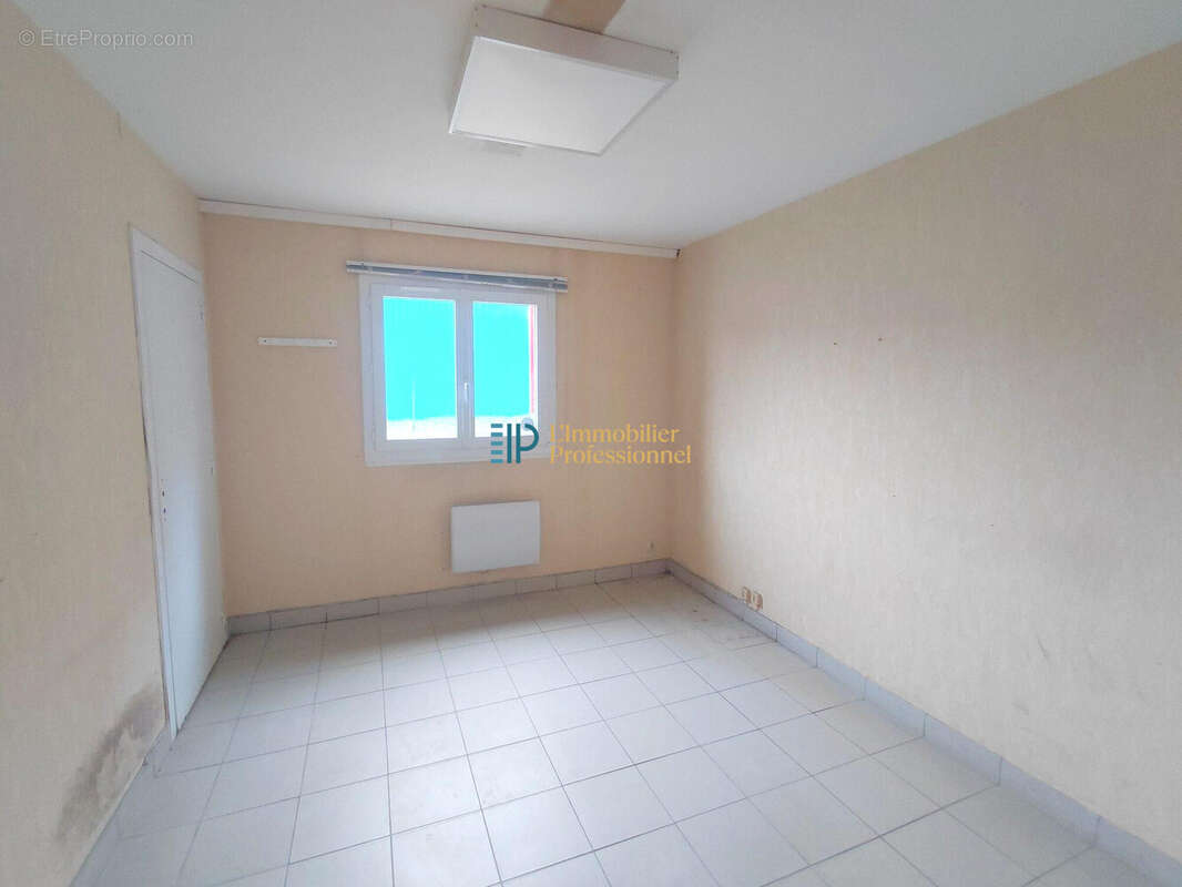 Commerce à SAINT-YVI