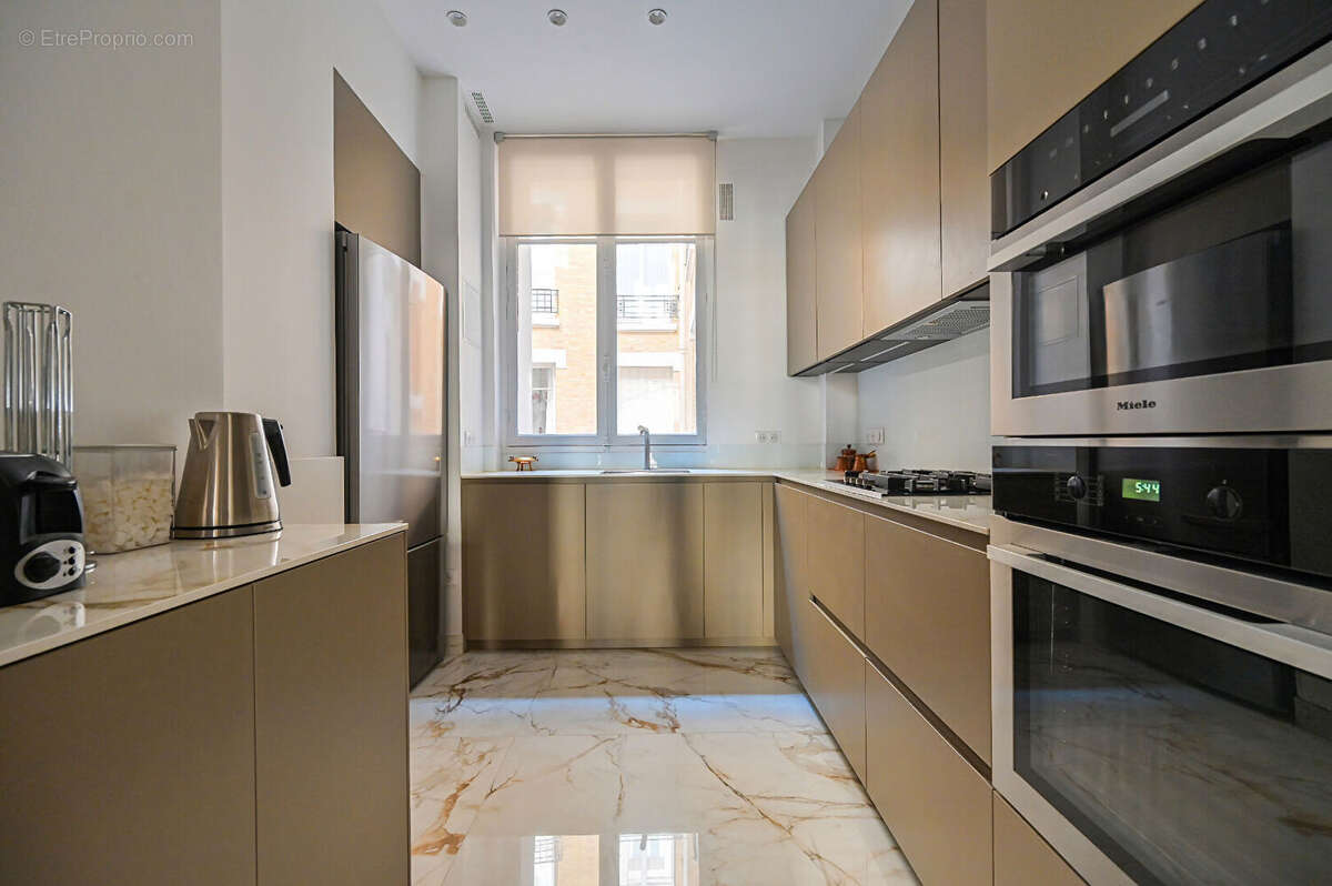 Appartement à PARIS-8E