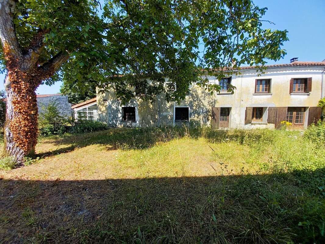 À seulement 10 minutes de Cognac  Grande maison familiale de 215 m² avec terrain constructible de 2 500 m²  DPE C - photo 20