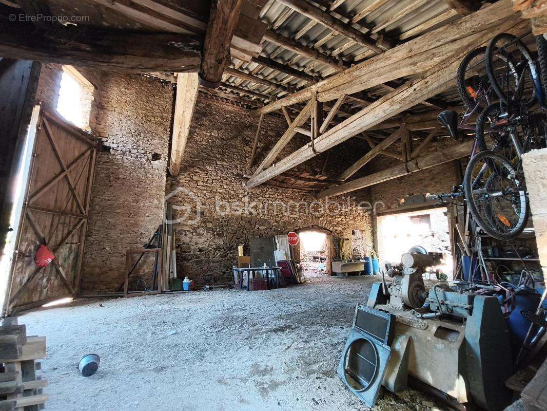 Maison a renover avec grand garage et exterieur - photo 12