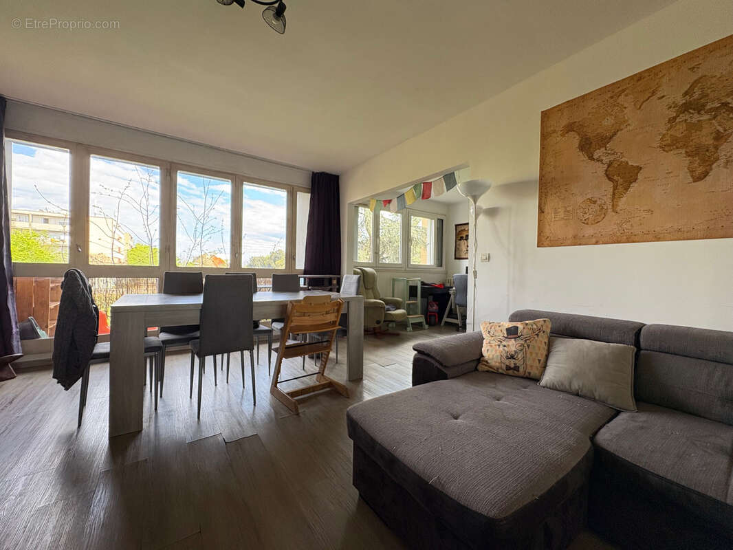 Appartement à BEAUZELLE