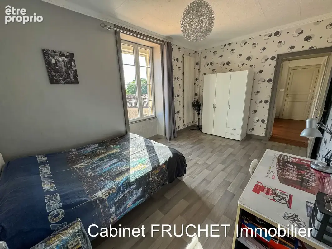 En centre ville de CHANTONNAY - Maison de caractère avec 5 chambres - photo 9