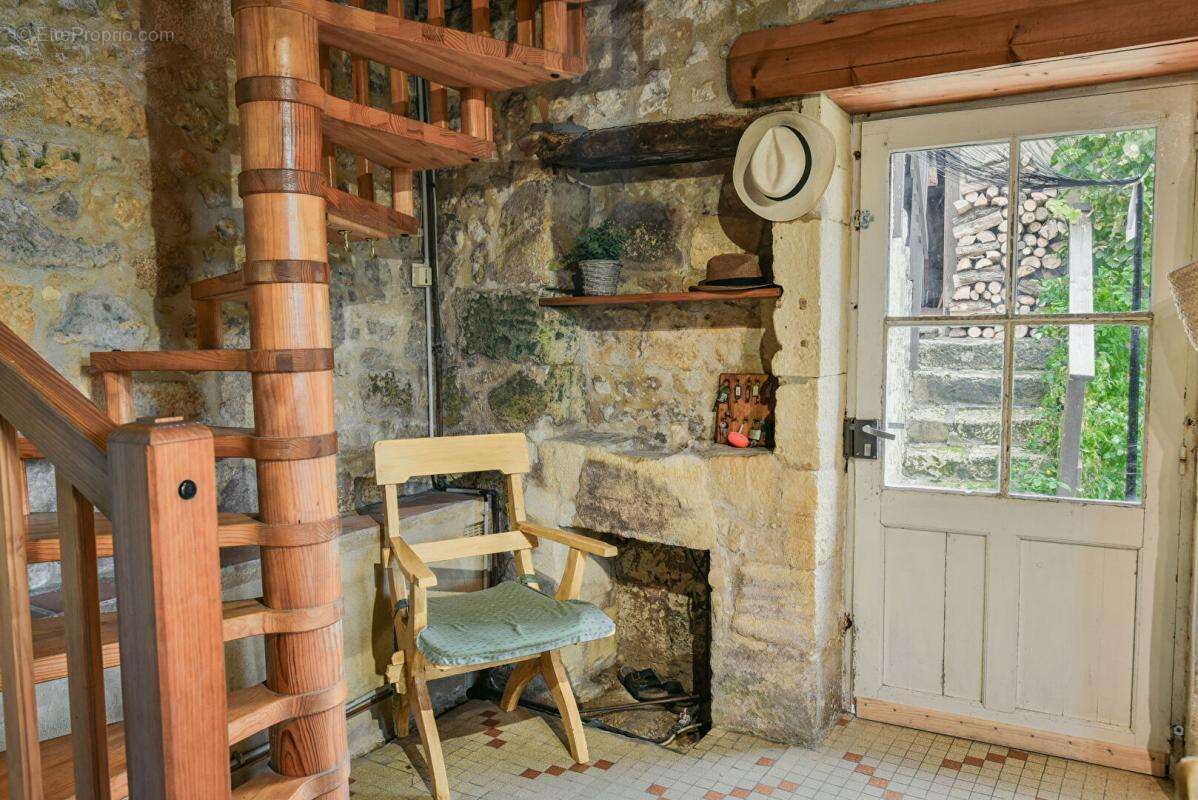 Maison à COUZE-ET-SAINT-FRONT