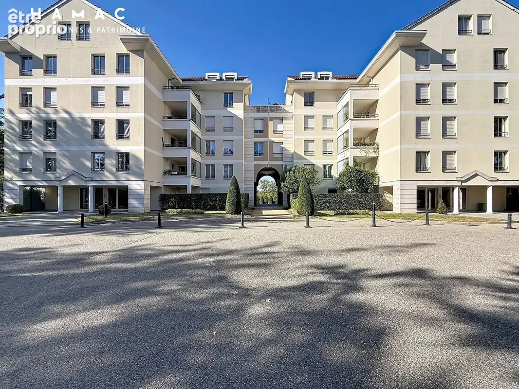 LYON 4 – CROIX-ROUSSE - T3 de 69 m² avec terrasse, piscine, garage et cave - photo 15