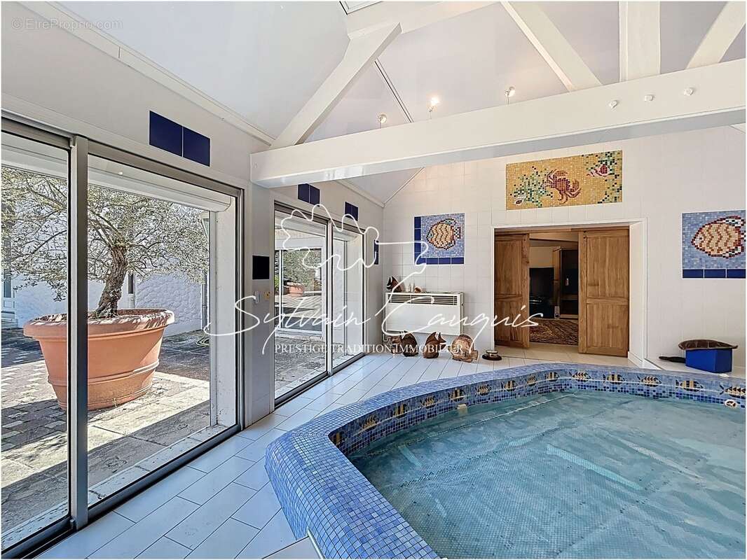 Propriété à vendre proche de CHATEAUNEUF SUR LOIRE  - 1 hectare - Fermette de caractère de 394m2 - Piscines chauffée - Cours de  - photo 14