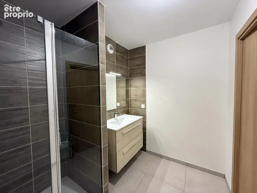 Appartement T3 récent avec deux balcons, garage et ascenseur - photo 24