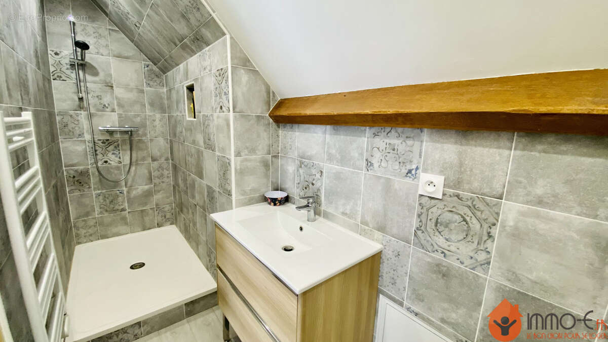 Maison à CONDE-SAINTE-LIBIAIRE