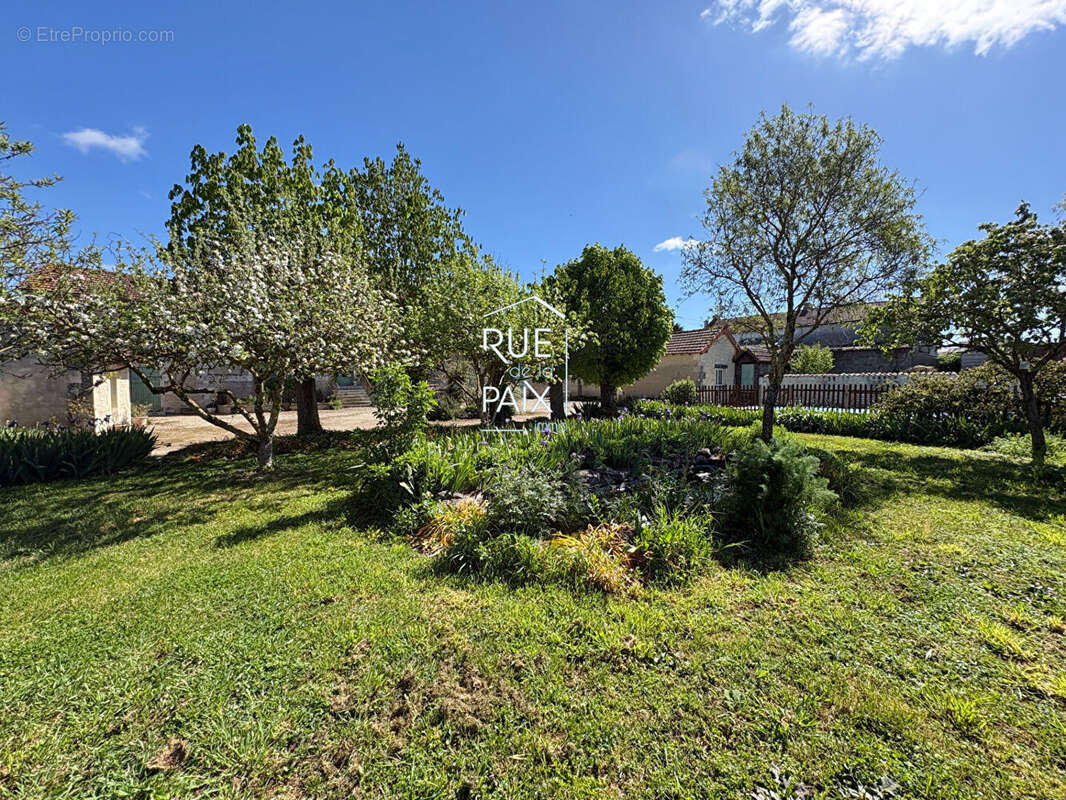 Maison à VENDEUVRE-DU-POITOU