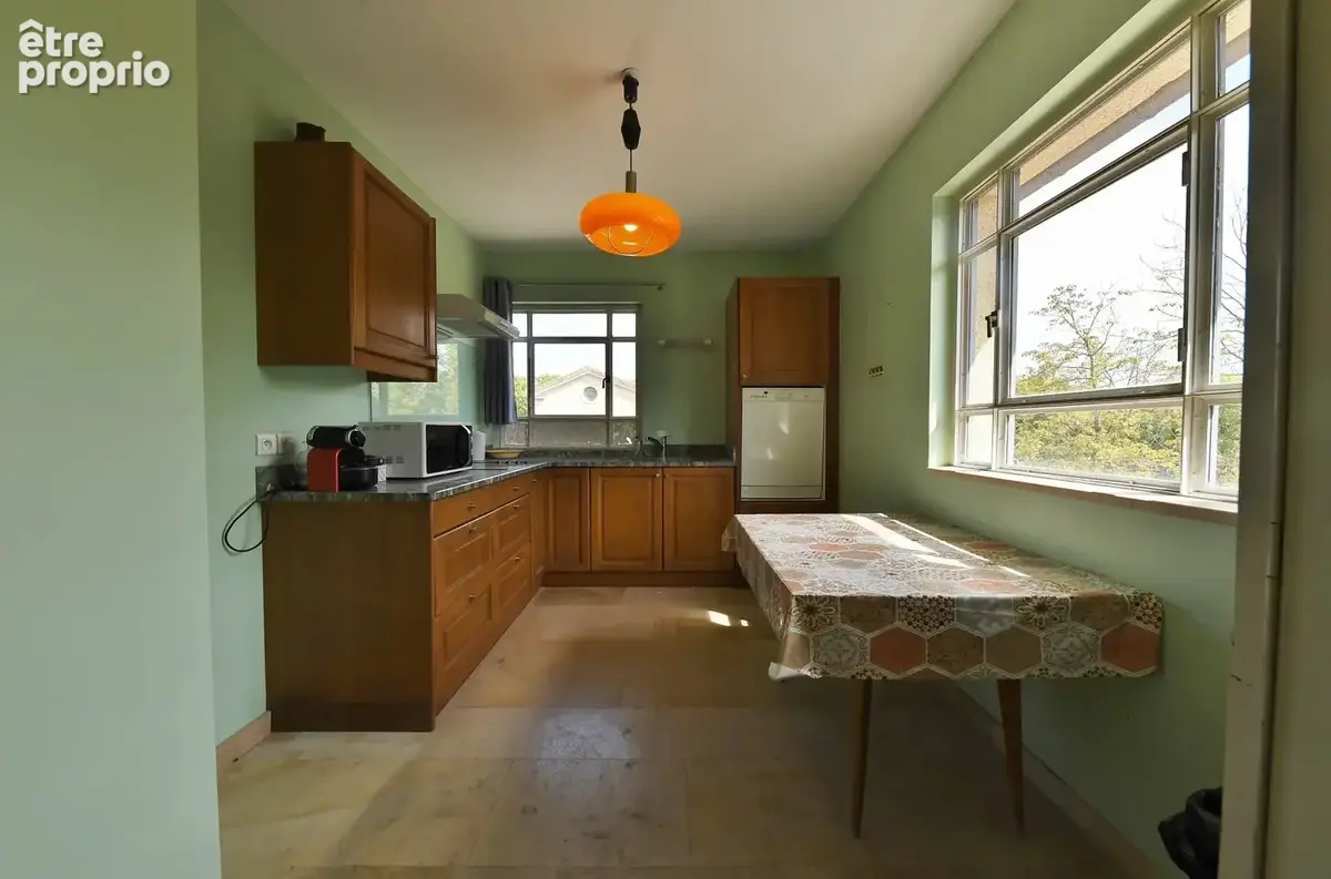 Uzès centre-ville – Appartement de 170m² environ,  beaux volumes et fort potentiel - photo 4