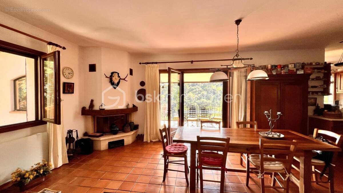 VENCE – Quartier résidentiel très recherché de l'Ara – Élégante villa familiale avec piscine, ascenseur et fort potentiel de div - photo 30