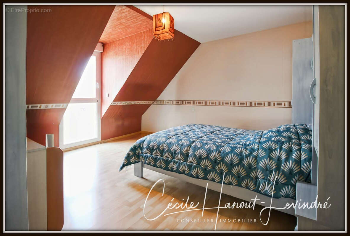 PLEINE-FOUGERES - Plein Bourg - 130 m2 - 4 chambres (dt 1 rdc) avec garage et dépendance - Terrain 777 m2 - photo 6