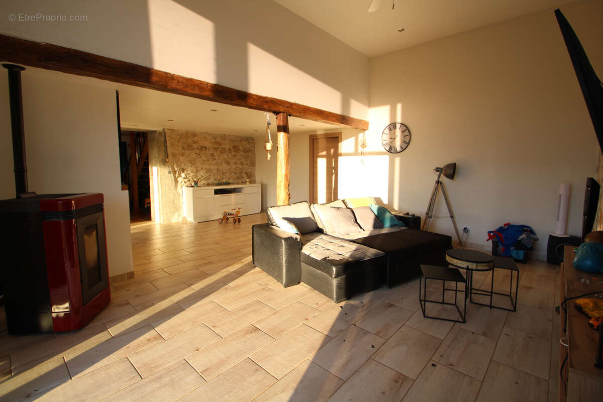 Maison à MONTAIGU-LE-BLIN