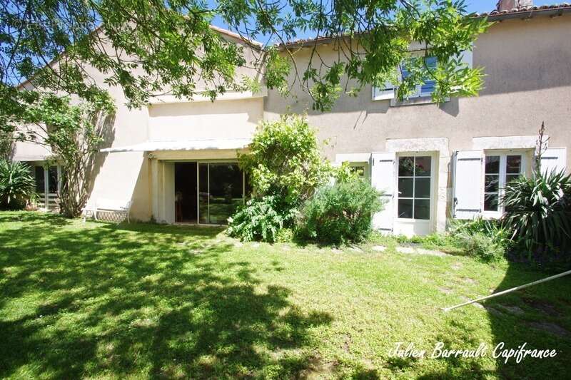 Maison en pierre de 186,64 m² avec 3 chambres rénovée en 1999 sur un terrain de 413 m² - photo 6