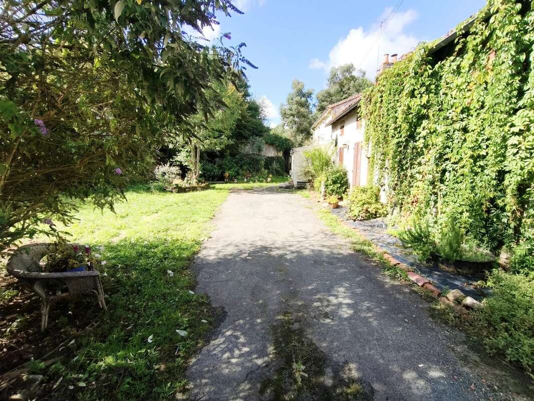 Charmante maison semi-mitoyenne avec granges, verger et plus de 5 000 m² de terrain - photo 15