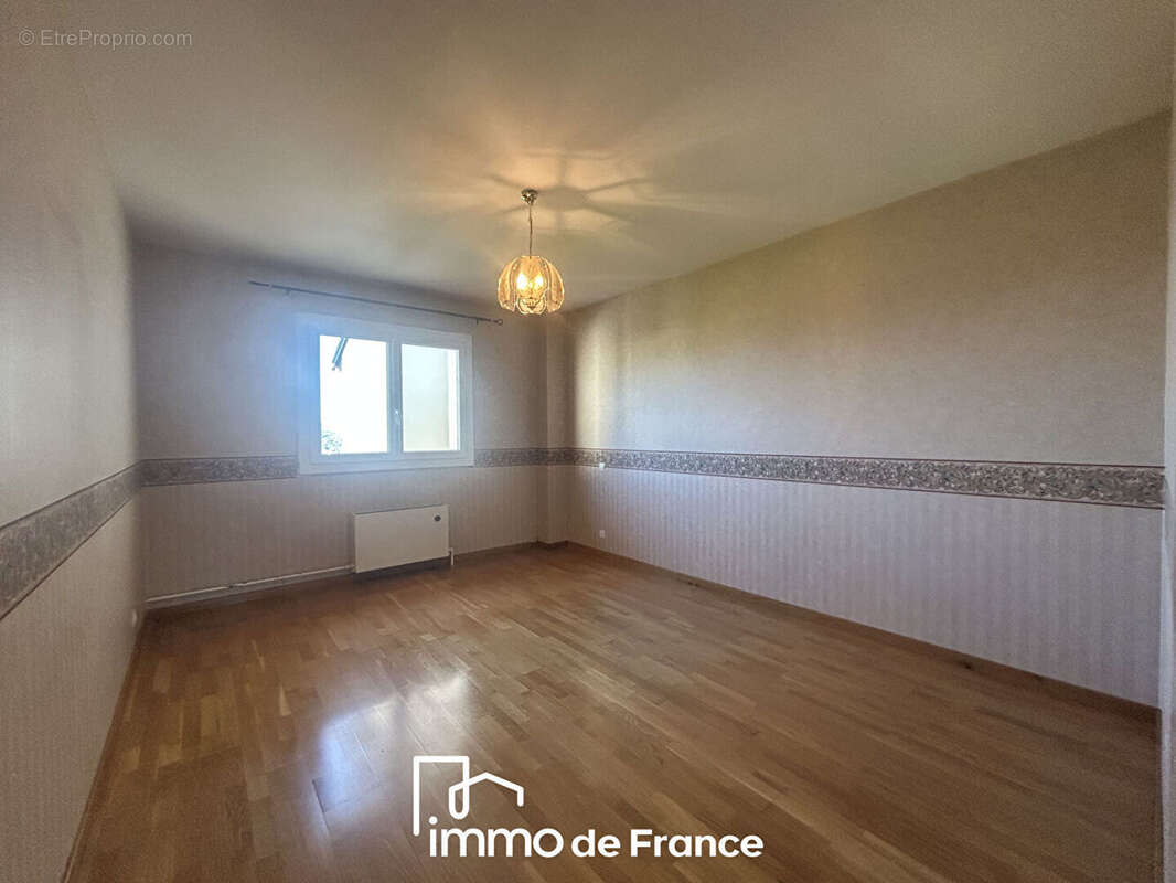 Appartement à ONET-LE-CHATEAU