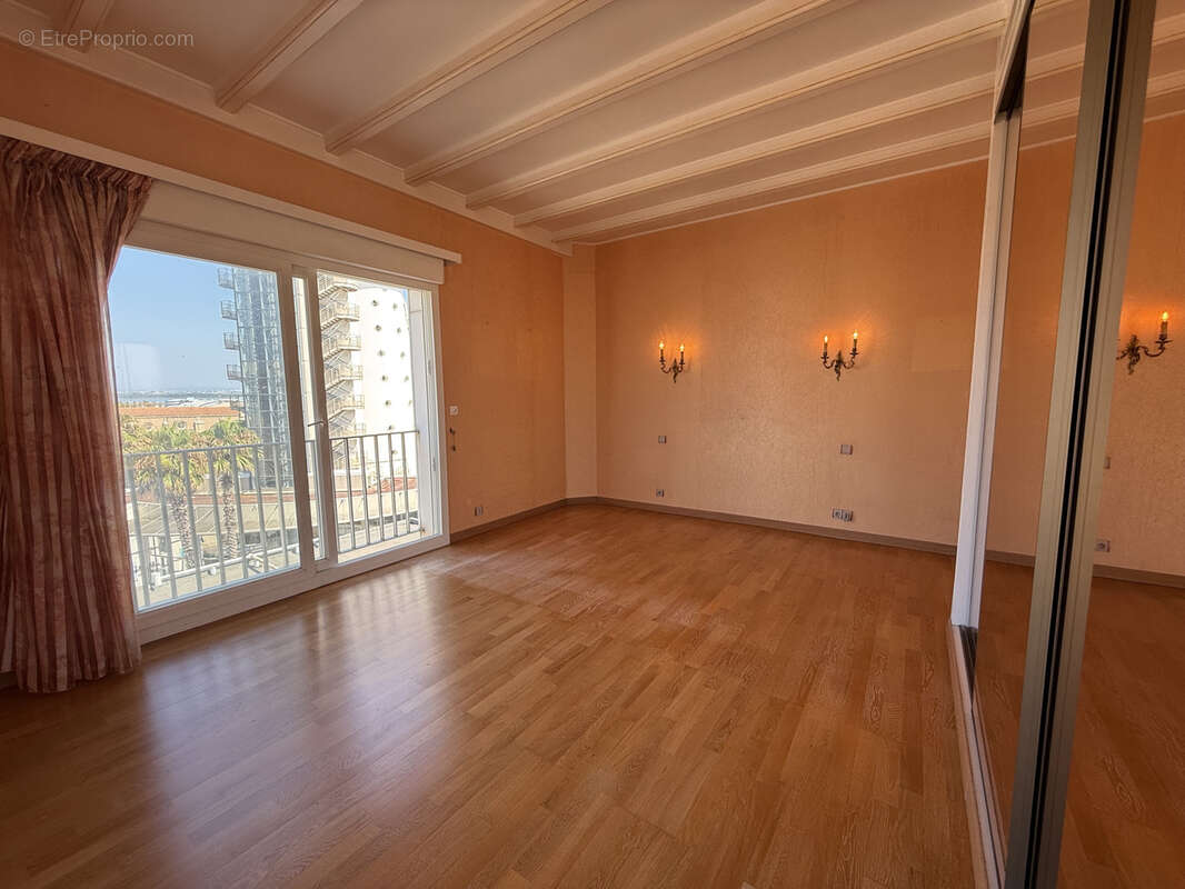 Palavas ,dernier étage privatif en vue mer panoramique , T4/5 de 182 m2 traversant   , 2 boxs privés , cellier - photo 10