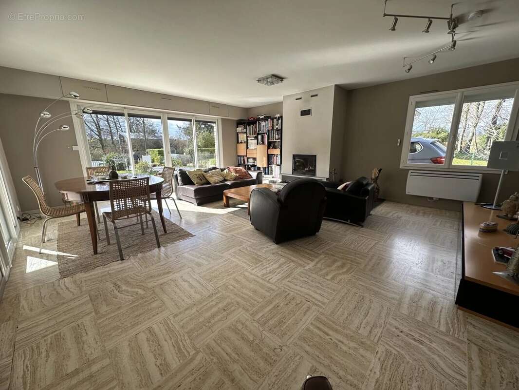 Maison à LE MESNIL-SAINT-DENIS