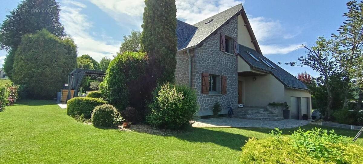 Maison à BESSE-ET-SAINT-ANASTAISE