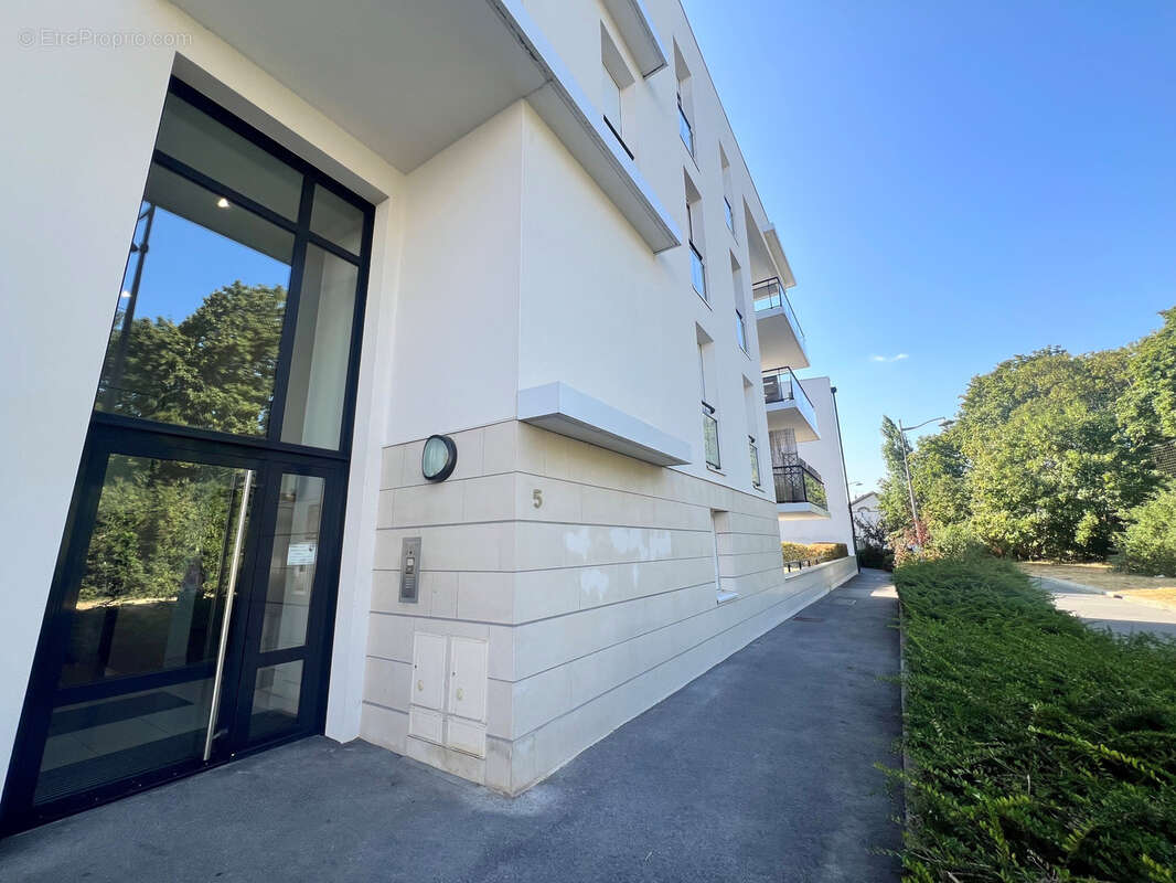 Clairmarais gare centre - residence 2012 -  appartement type 2 de  51m2 + terrasse  + parking couvert - photo 2