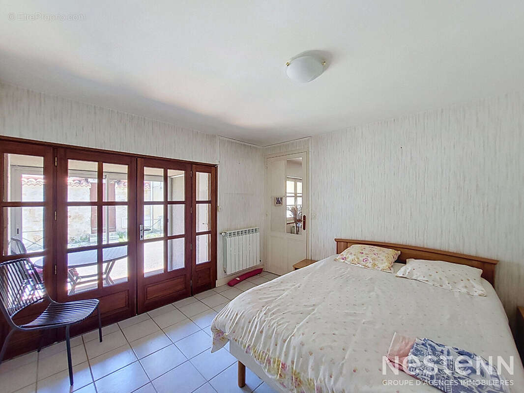 A Vendre Maison en pierre de 118m² avec quatre pièces et terrasse couverte à Condom - photo 4