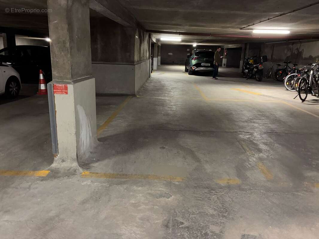 Parking 149 m² à Puteaux  - photo 9