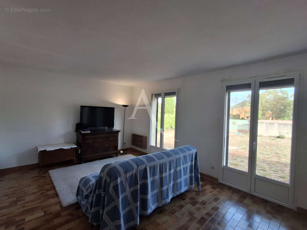 La Tour sur Orb Villa de plain pied avec garage et terrain d'environ 1200m² - photo 6