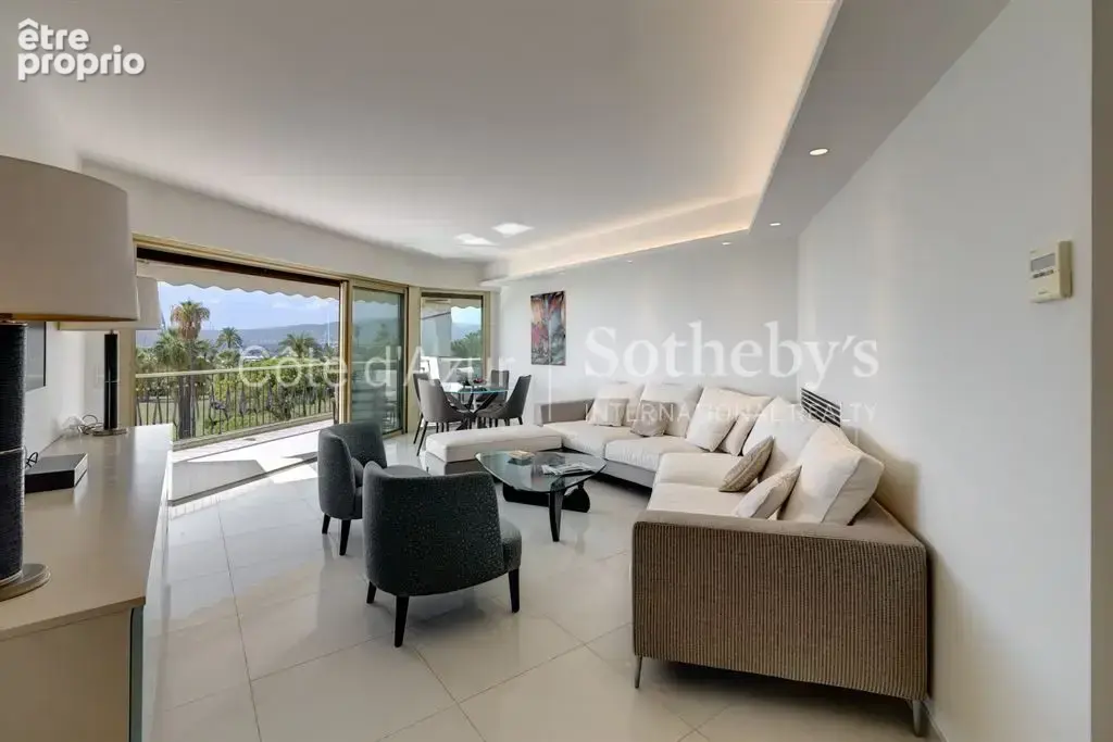 Cannes Croisette, appartement rénové avec deux chambres en suite et terrasse face à la mer - photo 8