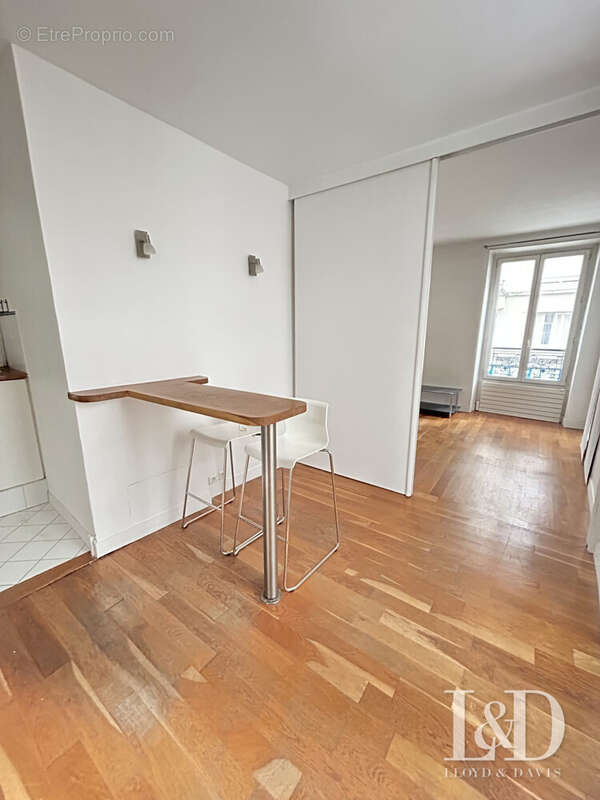 Possibilité de fermer l&#039;espace grâce à cette porte coulissante. - Appartement à PARIS-16E