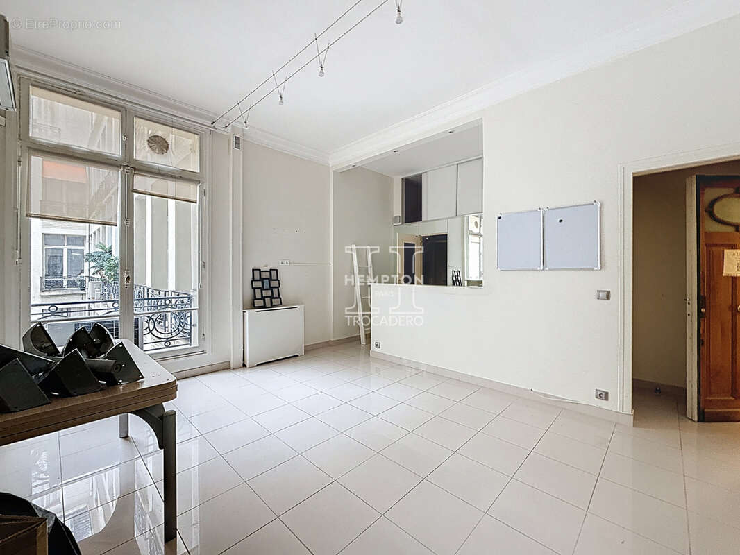 Commerce à PARIS-8E