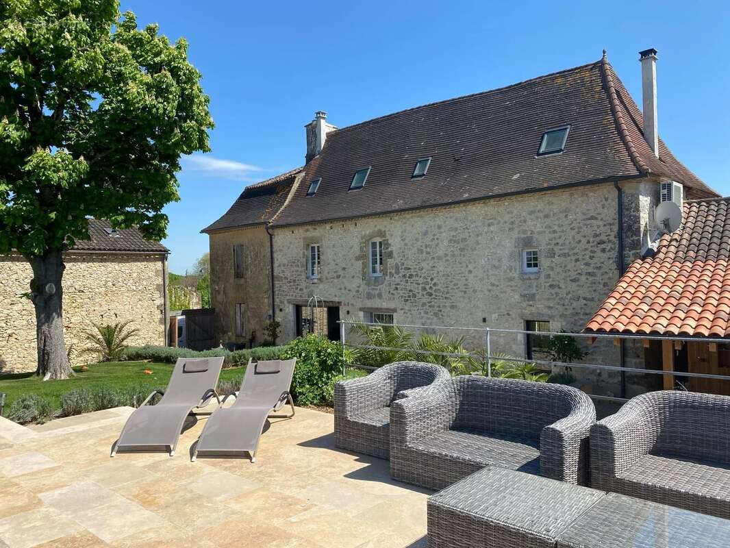 Elégant manoir avec dépendances, appartement d'amis et projet de rénovation - photo 14