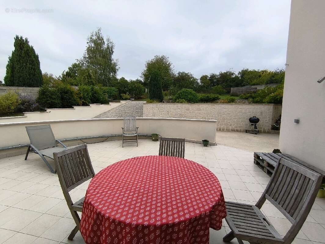 Maison à VALLANGOUJARD