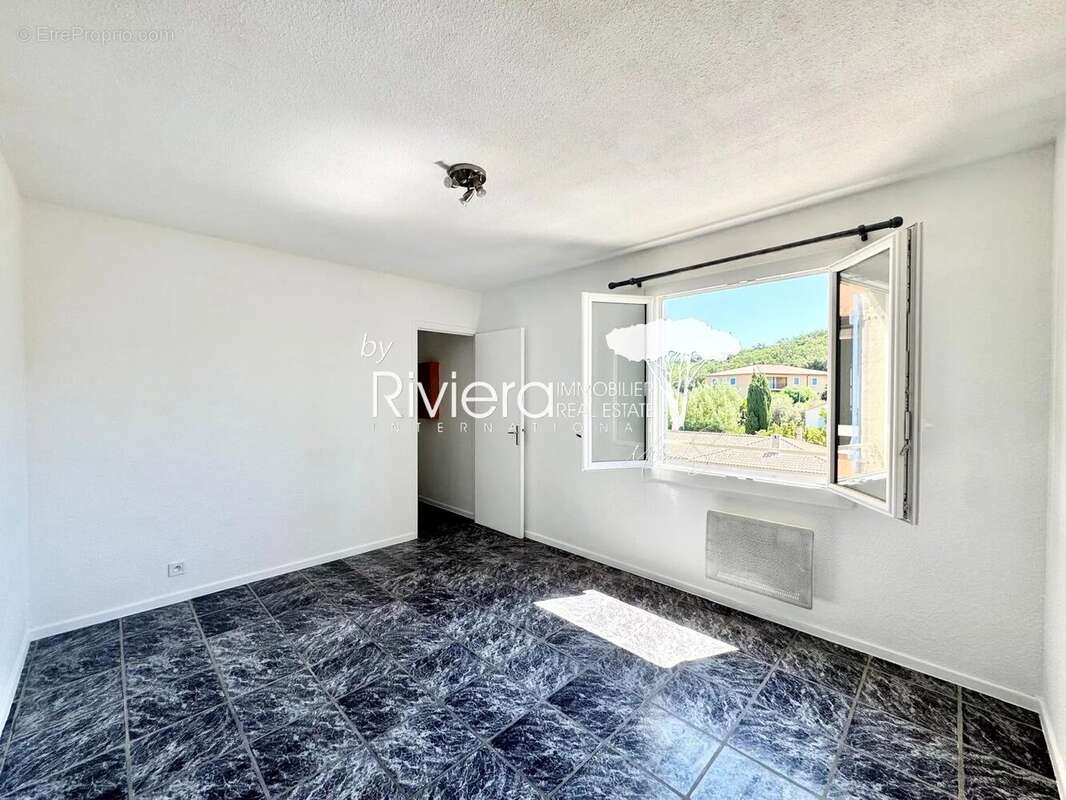 T2 au coeur du village avec place de parking - photo 8