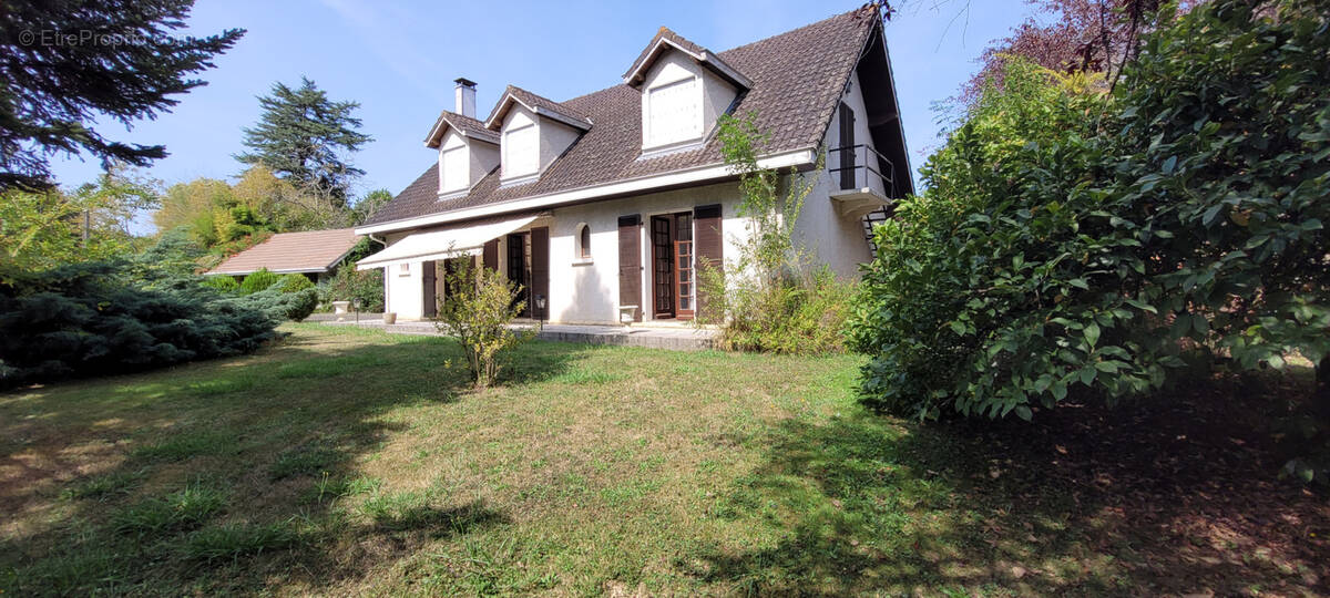 À Hagetmau, 125m2 habitables au coeur de la ville. - photo 2
