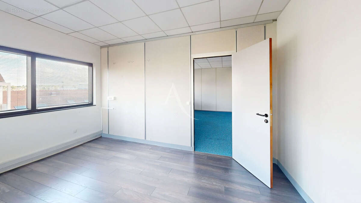 Local commercial CHILLY-MAZARIN 151 m² - photo 5