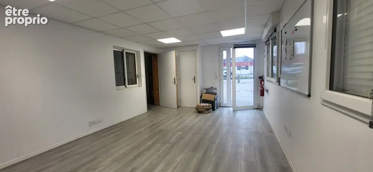 Emplacement Commercial - visuel - parking - Local. - photo 2