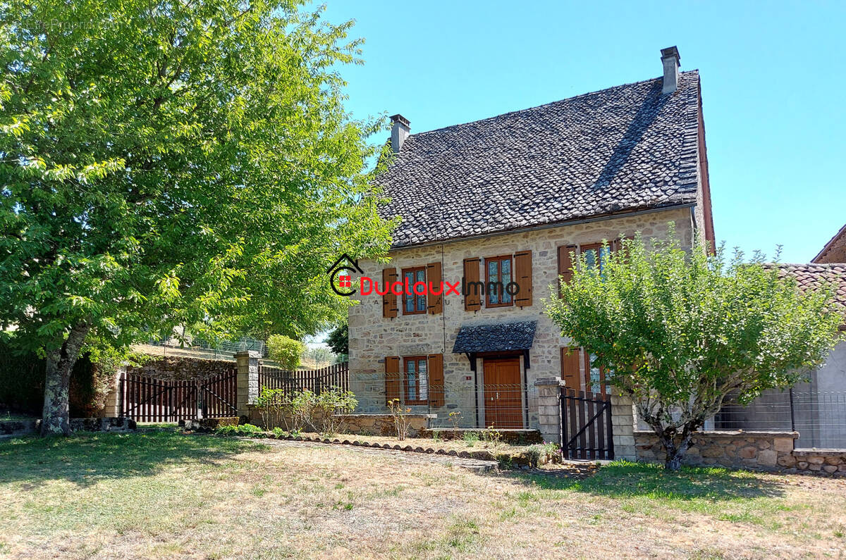 Maison typique en pierre avec une grangette - photo 2