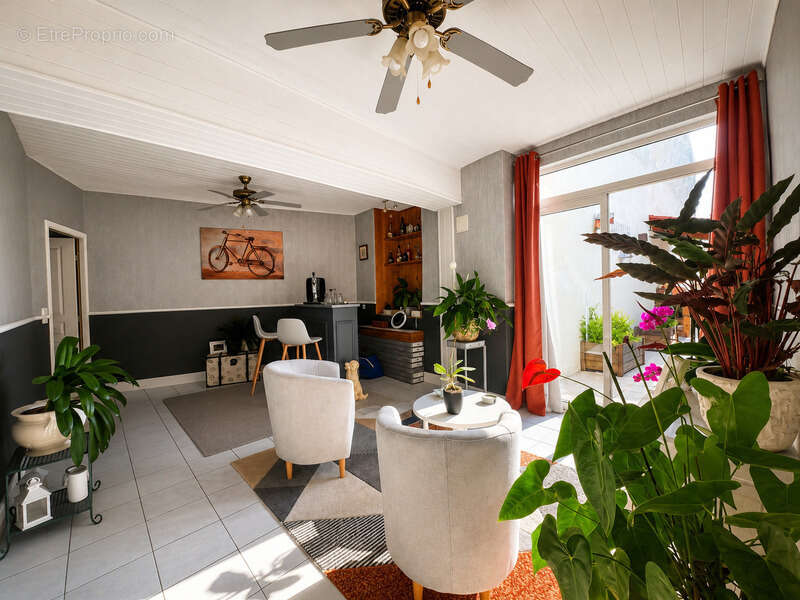 Maison d'habitation 7 pièces à vendre plus trois revenus locatifs MATHA (17) - photo 10