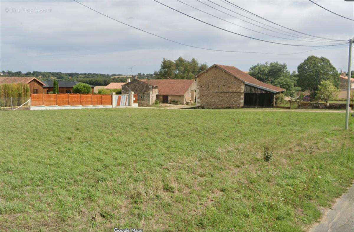 Terrain à LA CHAPELLE-MOULIERE