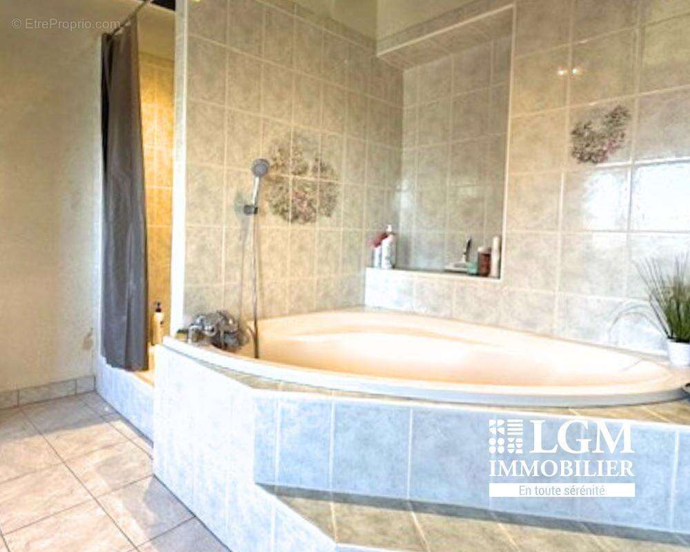 Maison à LE BREUIL-SUR-COUZE