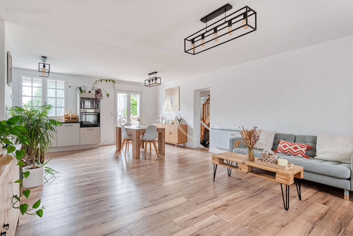 Maison à SAINT-CLEMENT-DE-LA-PLACE