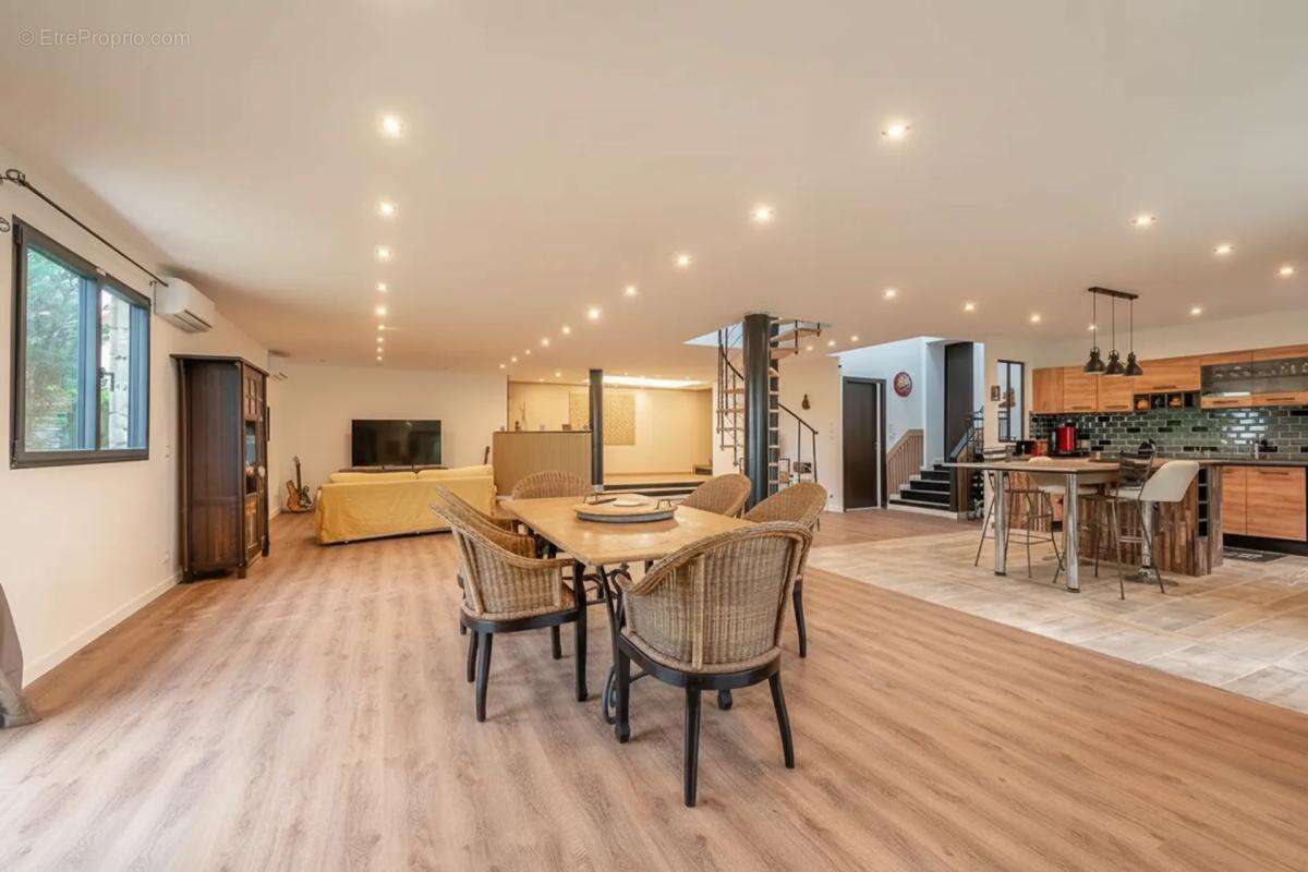 Maison entièrement rénovée - 320m saint-Cyr-sur-Morin - photo 3