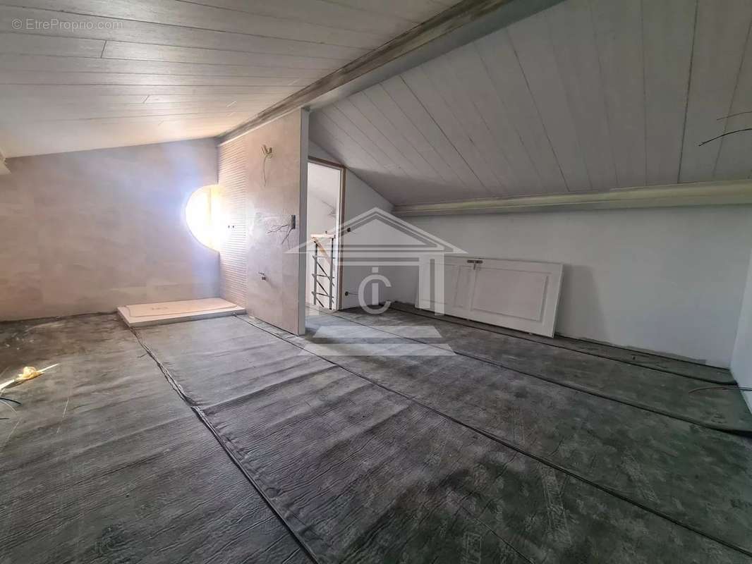 Appartement à TOURRETTES