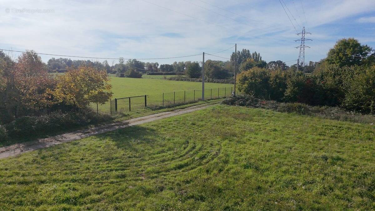 Terrain à POUILLY-SUR-SAONE