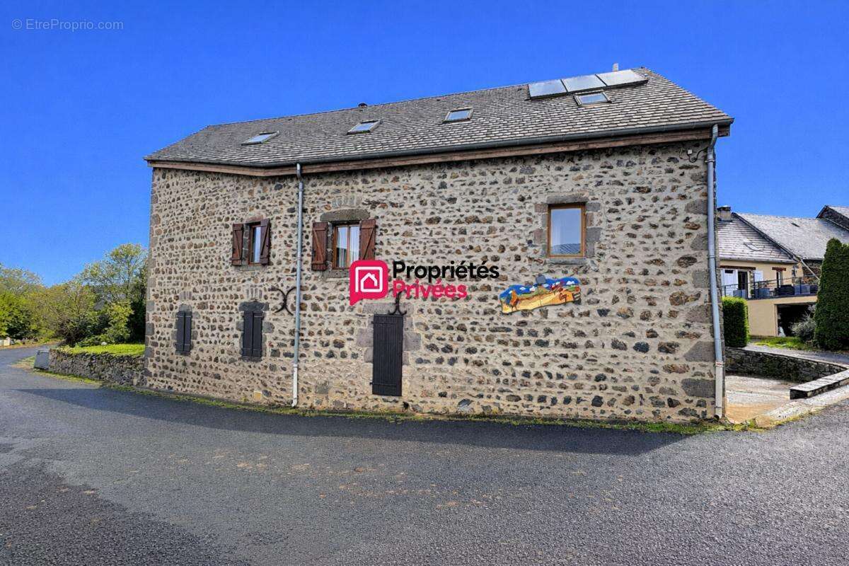 Maison à CEYSSAT