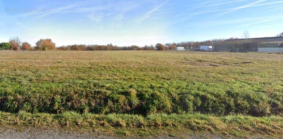 Terrain à VACQUIERS