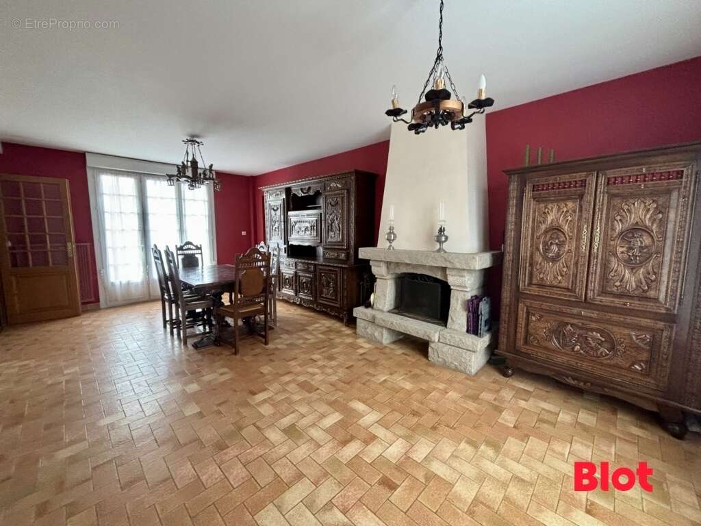 Maison à NOYAL-CHATILLON-SUR-SEICHE