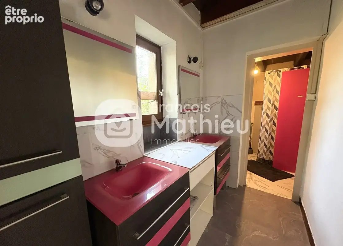 Saint-Etienne-sur-Chalaronne - Maison avec dépendances sur sa parcelle de 889 m2 - photo 9
