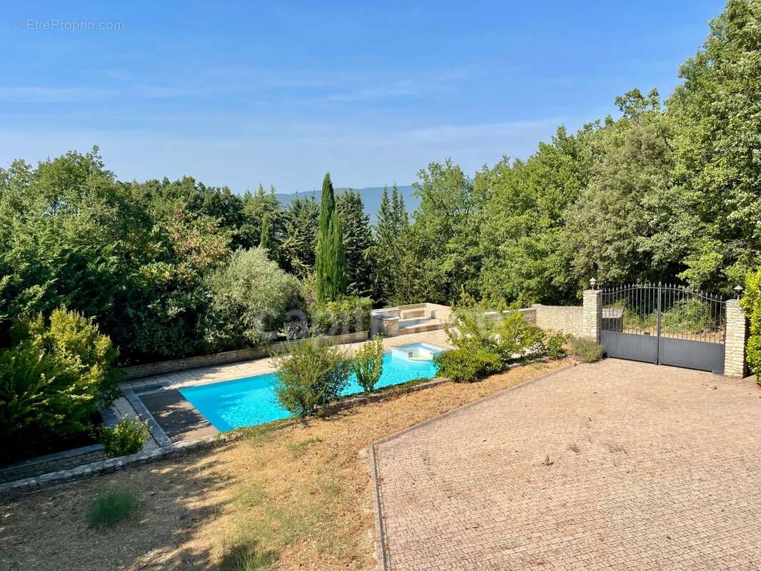 À vendre – Maison avec piscine et grand terrain arboré à Saignon (84400) - photo 2