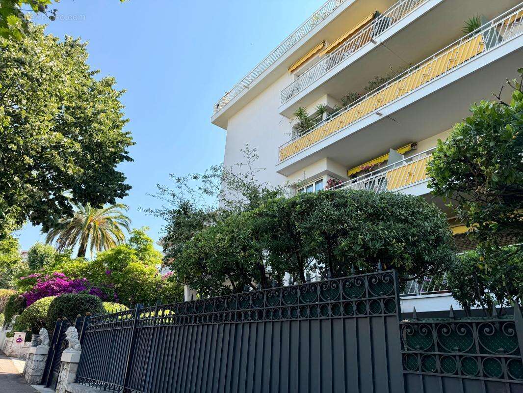 Nice Cimiez/ belle résidence 3p 93m² / terrasse 24m² / balcon /cave / (garage) - photo 3